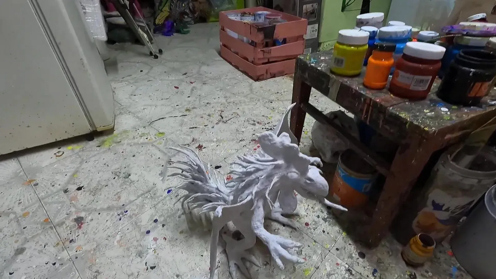 A cartonería figure covered in white, before color, in the workshop.