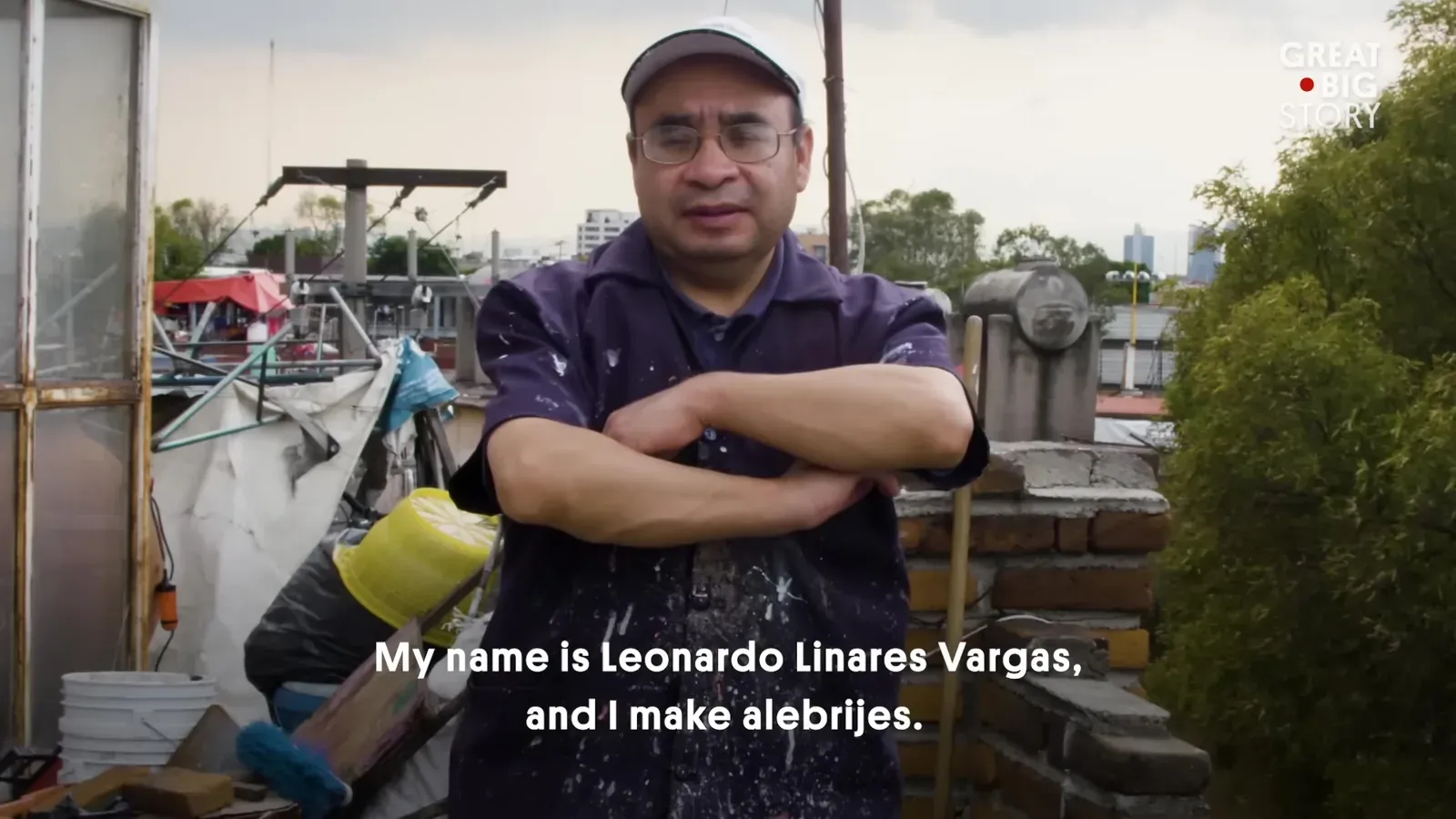 Leonardo Linares Vargas on the workshop rooftop, with the city behind him.