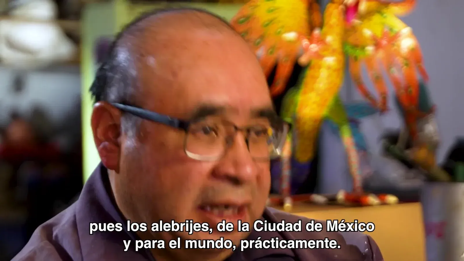 Leonardo Linares Vargas in his workshop, among cartonería pieces.