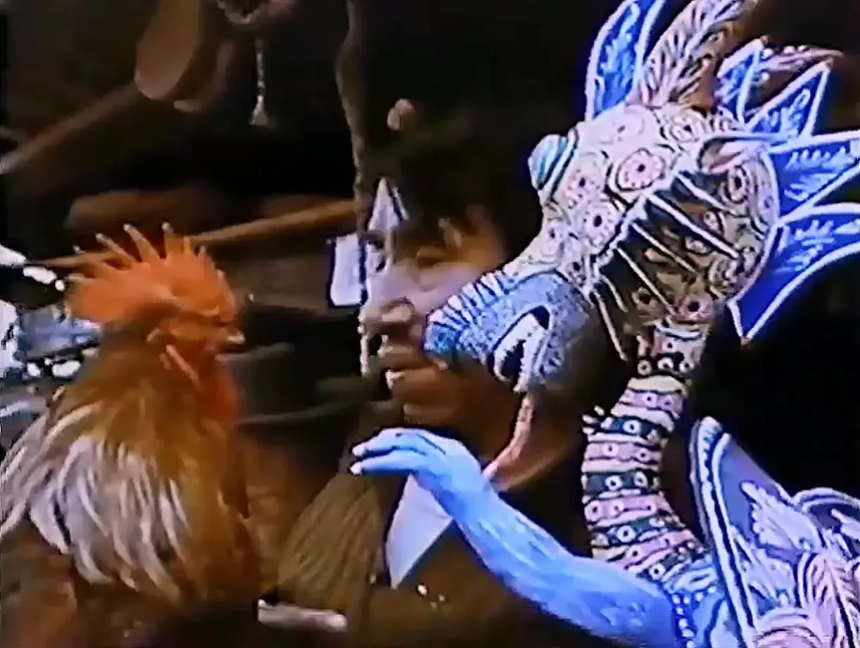 Pedro Linares López con un alebrije en brazos y el gallo Barbas a su lado, en el taller, 1975.